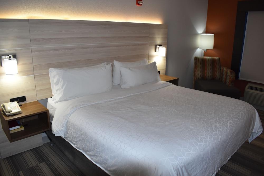 Holiday Inn Express Hotel & Suites Mcpherson By Ihg Экстерьер фото
