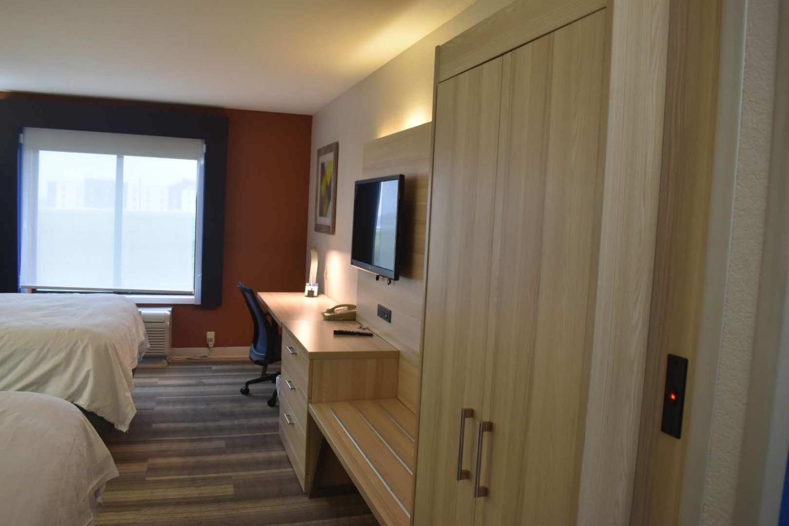 Holiday Inn Express Hotel & Suites Mcpherson By Ihg Экстерьер фото