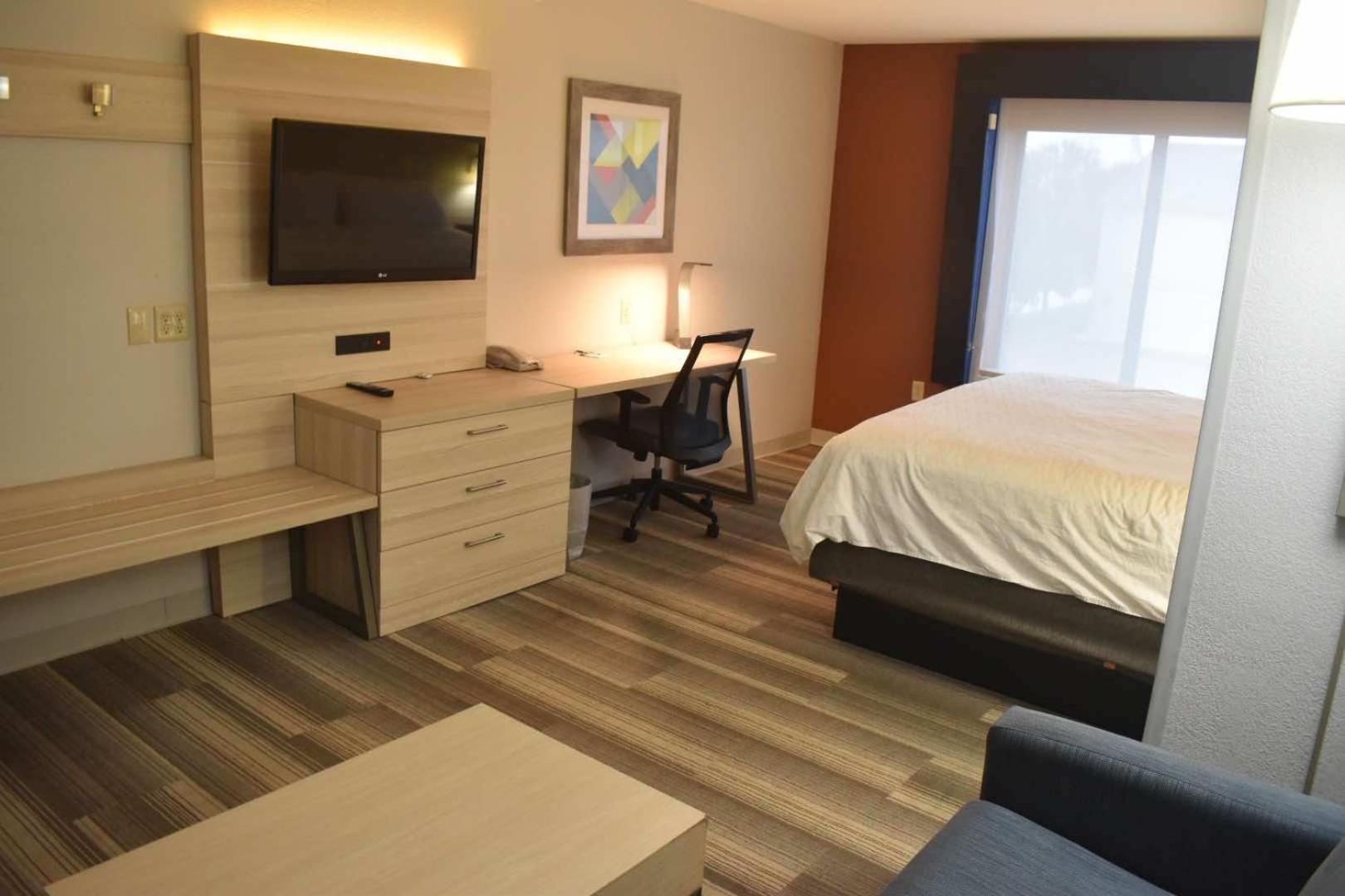 Holiday Inn Express Hotel & Suites Mcpherson By Ihg Экстерьер фото