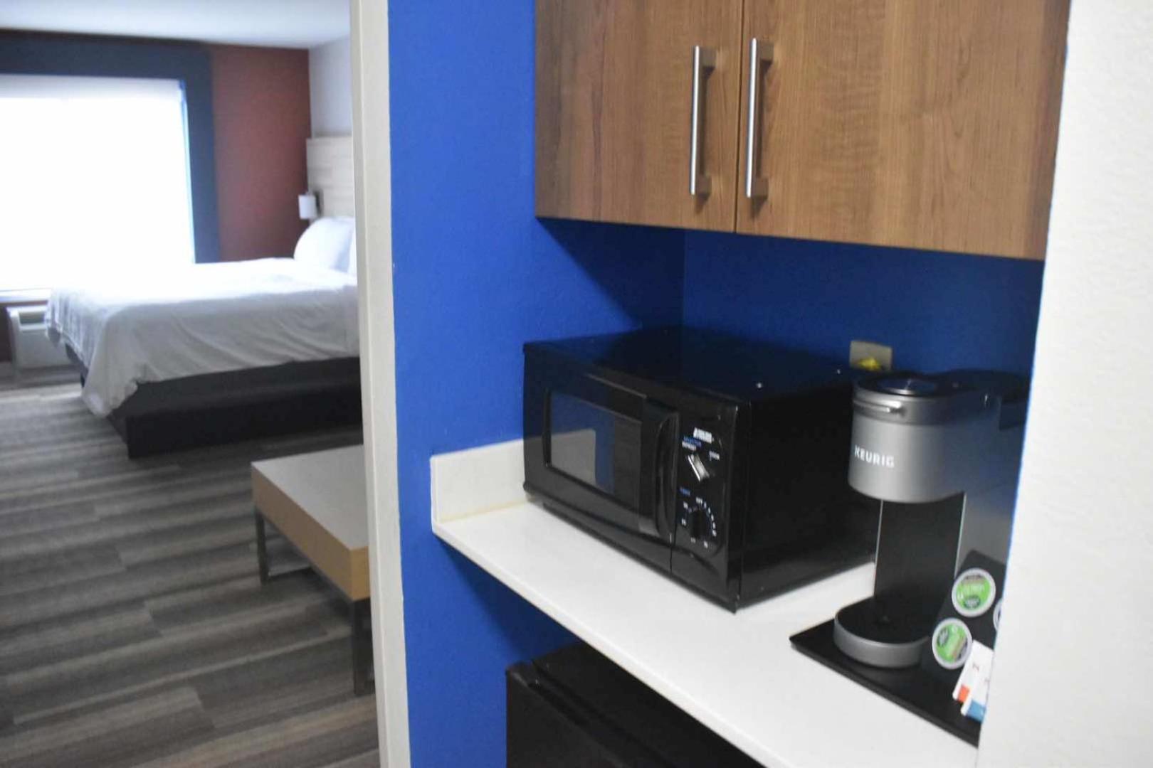 Holiday Inn Express Hotel & Suites Mcpherson By Ihg Экстерьер фото