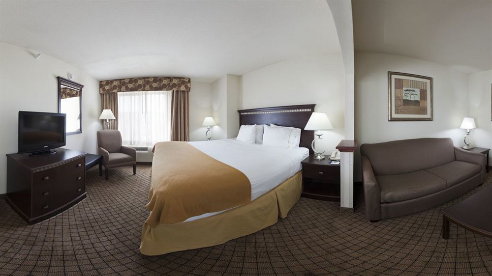 Holiday Inn Express Hotel & Suites Mcpherson By Ihg Экстерьер фото