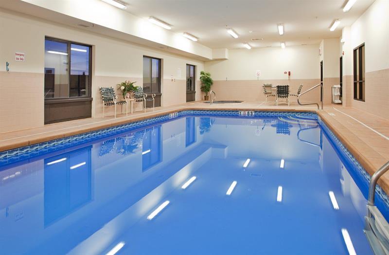Holiday Inn Express Hotel & Suites Mcpherson By Ihg Экстерьер фото